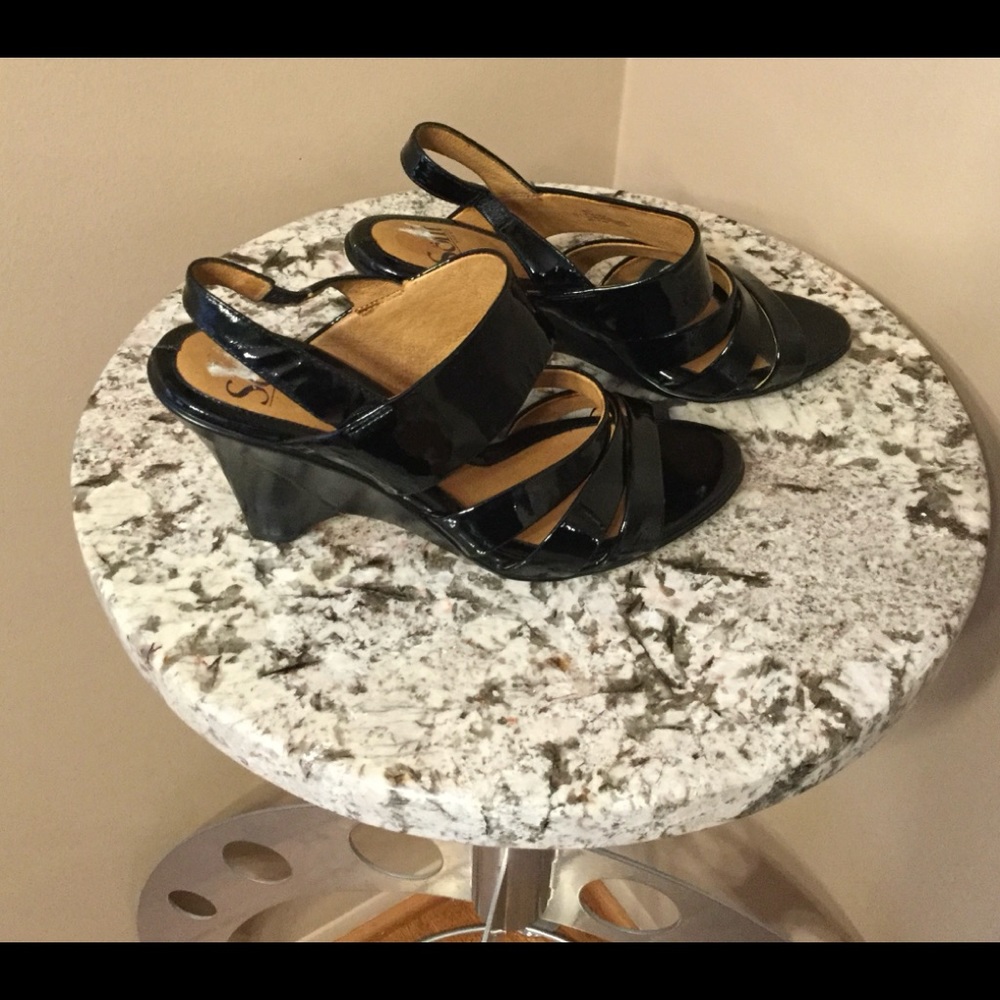 Soft black patent leather shoes. Size 8M